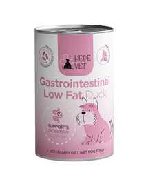 PAKA ZWIERZAKPepe Vet Gastrointestinal Low Fat Duck est une nourriture humide diététique destinée aux chiens adultes souffrant de troubles digestifs et nécessitant une alimentation à faible teneur en matières grasses. Conçue pour les chiens sensibles, elle soutient les processus digestifs, aide à maintenir l’équilibre intestinal et soulage le système digestif en période de stabilisation ou en cas de troubles chroniques.  La recette est basée sur du canard facilement digestible, fournissant des acides aminés essentiels tout en limitant la teneur en matières grasses. Les fibres fonctionnelles et les prébiotiques (psyllium, lignocellulose, MOS, FOS, inuline) soutiennent le bon fonctionnement intestinal, favorisent la formation correcte des selles et contribuent au développement d’une microflore bénéfique.  Une teneur élevée en électrolytes aide à compenser les pertes et à maintenir une bonne hydratation, essentielle en cas de troubles gastro‑intestinaux. La formule low‑fat soutient la digestion des lipides et soulage le pancréas, ce qui la rend adaptée aux chiens nécessitant un régime pauvre en graisses. Les prébiotiques renforcent l’immunité, tandis que les oméga‑3 apportent un soutien anti‑inflammatoire bénéfique pour la peau et le pelage.  Cette nourriture est recommandée pour les chiens adultes ayant des problèmes intestinaux chroniques, des troubles digestifs ou d’absorption, nécessitant un régime pauvre en graisses (ex. pancréatite), en surpoids ou en période de convalescence.  Ingrédients : canard 60% (35% viande, 15% abats : cœurs, gésiers, foie, 10% bouillon), pommes de terre 35,5%, huile de saumon 1%, vitamines et minéraux 1%, lignocellulose 1%, psyllium 1%, levures (source de MOS) 0,25%, inuline (source de FOS) 0,25%.  Valeur énergétique : 72 kcal/100 g.  Constituants analytiques : protéines brutes 7,9%, matières grasses brutes 1,6%, cendres brutes 1,16%, fibres brutes 0,9%, humidité 86,4%, calcium 0,21%, phosphore 0,14%. En matière sèche : protéines 58,1%, graisses 11,8%, cendres 8,5%, fibres 6,6%, calcium 1,52%, phosphore 1,03%.  Dosage : 5 kg – 645 g, 10 kg – 1085 g, 15 kg – 1471 g, 20 kg – 1825 g, 25 kg – 2158 g, 30 kg – 2474 g. Le dosage doit être adapté aux besoins individuels du chien ; en cas de doute, consulter un vétérinaire.A PEPE Vet Gastrointestinal Low Fat Duck pâtée pour chiens soutien digestif canard 400 g