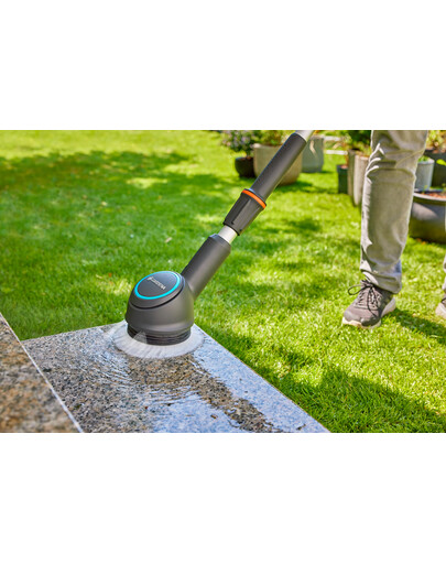GARDENA Brosse rechargeable pour terrasses avec batterie AquaBrush Universal 04/18V P4A