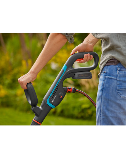 GARDENA Brosse rechargeable pour terrasses avec batterie AquaBrush Universal 04/18V P4A